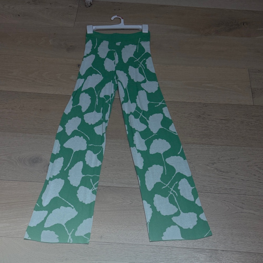Green Floral knot Wide-Leg Pants. Gently used fitted flare pants.